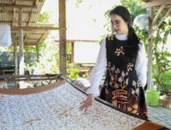 Ke Banyuwangi Arumi Bachsin Borong Batik dan Kerajinan Lokal